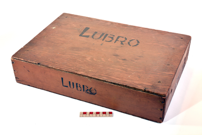 878233 Afbeelding van een houten bezorgdoos voor gebak van de Utrechtse bakkerij Lubro, uit de objectencollectie van ...